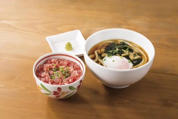 マグロ丼と半熟卵うどん