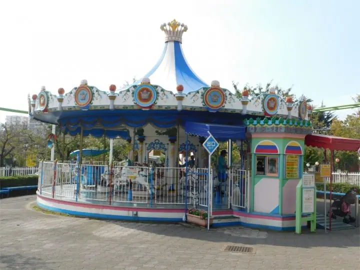 Beautiful Fall Roses - See Retro Tokyo On The Arakawa Line!