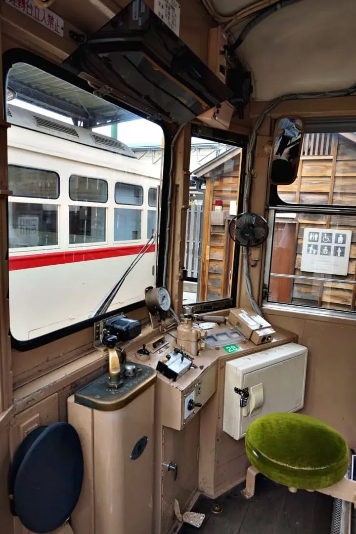 เที่ยวย้อนยุคหนึ่งวันในโตเกียวกับรถรางสายอาราคาวะ ชมกุหลาบสวยๆ ในฤดูใบไม้ร่วง