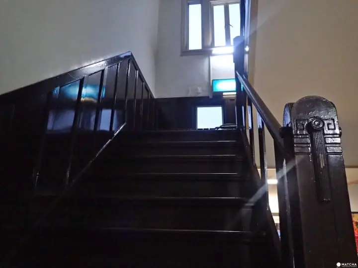 駅前高等温泉の木造階段