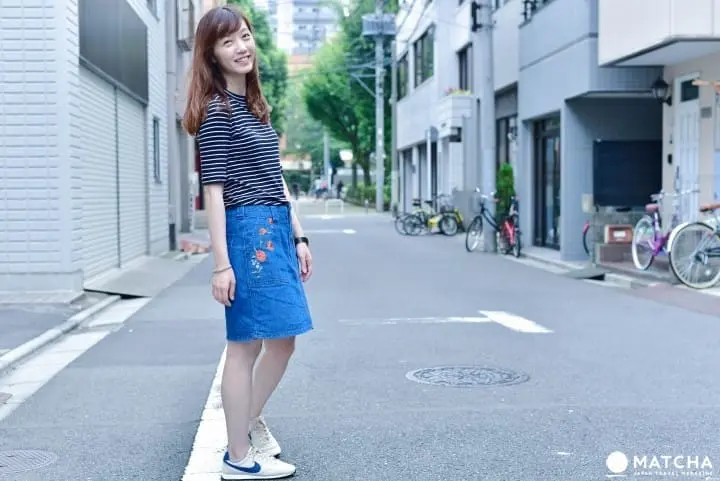 Bagian Wanita : Perpaduan Baju Lengan Pendek dan Rok dengan Panjang Selutut atau Celana