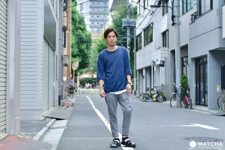 Bagian Laki-laki: Perpaduan Baju Lengan Pendek atau Tiga Perempat, Celana Panjang, dan Kardigan