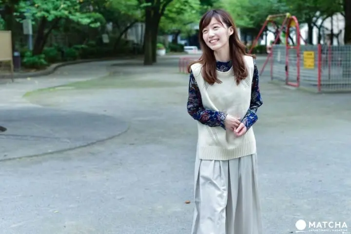 Bagian Wanita: Perpaduan Baju Kaos Berbahan Tipis dan Celana Kulot, Rompi dan Baju Lengan Panjang