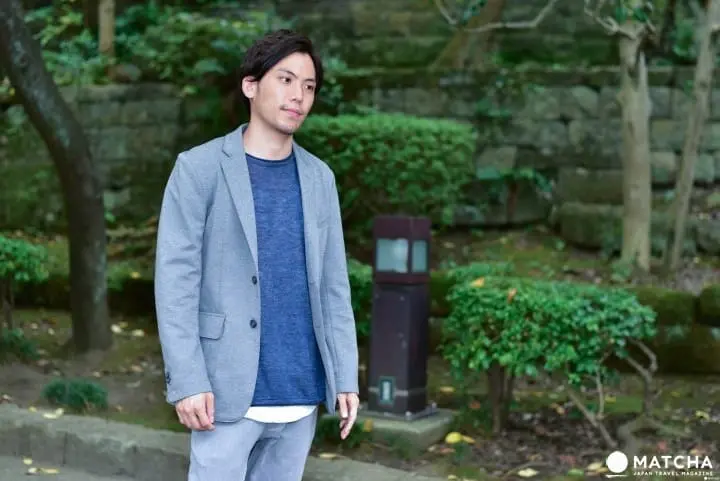 Bagian Laki-laki: Perpaduan Baju Lengan Panjang, Celana Panjang, dan Jas