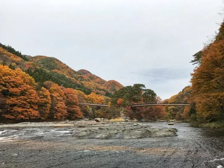 吹割瀑布的浮岛吊桥和吹割吊桥