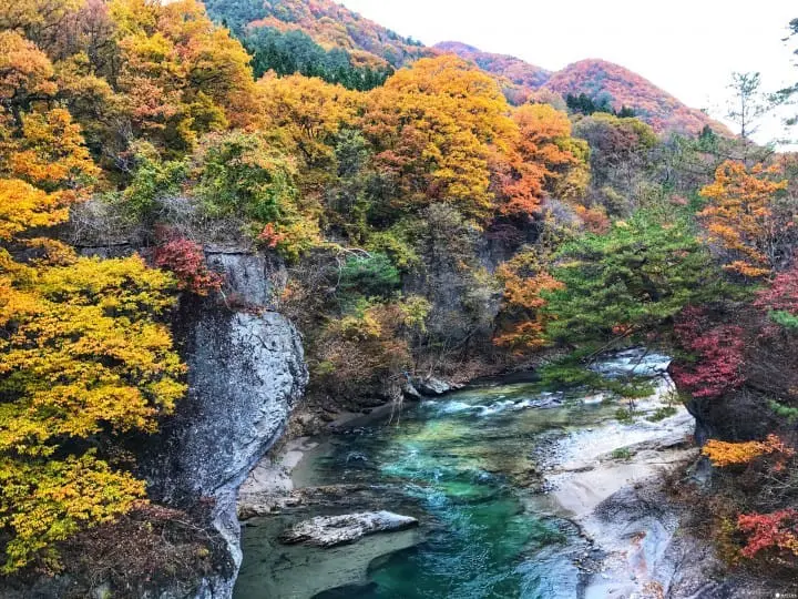 群马吹割瀑布：两侧风景