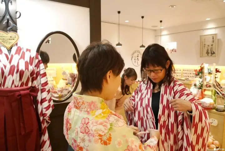 Enjoy Taisho Roman Cosmetics and a Hakama-Fitting Experience at Yoroshi Cosmetics