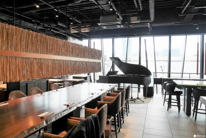 ピアノとバーカウンター