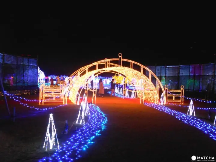 ชมแสงสีอันตระการตายามค่ำคืนของไฟประดับ ณ ปราสาทโอซาก้า