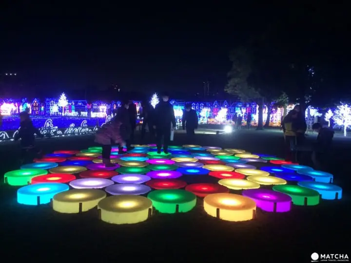 ชมแสงสีอันตระการตายามค่ำคืนของไฟประดับ ณ ปราสาทโอซาก้า