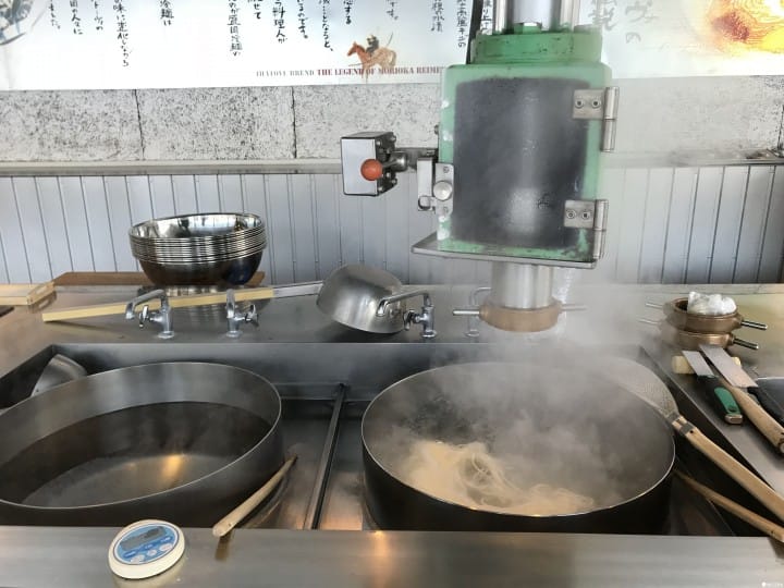 盛冈手工艺村制作冷面