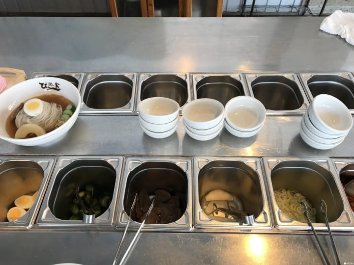 盛冈手工艺村制作冷面的食材