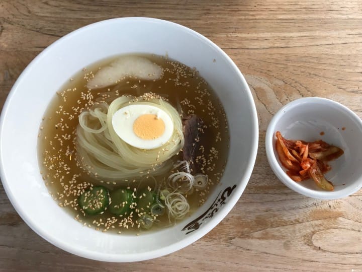 盛冈手工艺村制作冷面成品