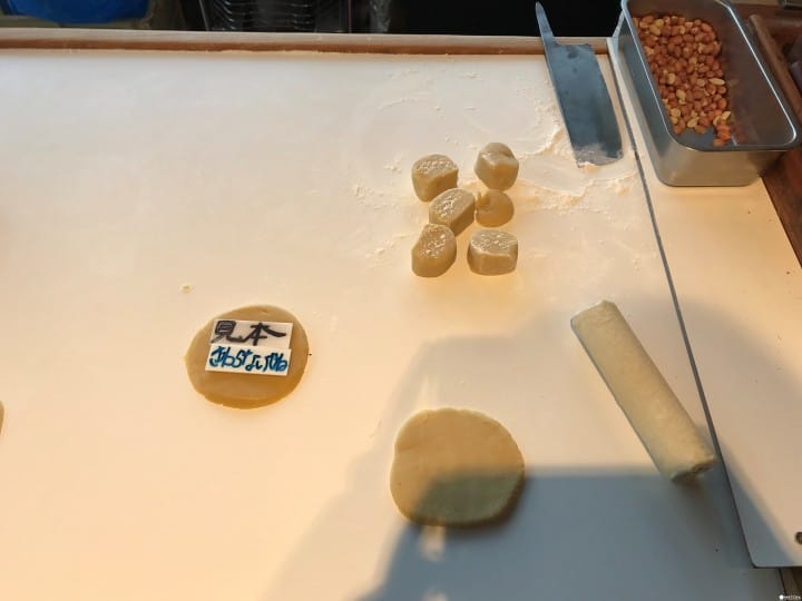 盛冈手工艺村制作煎饼