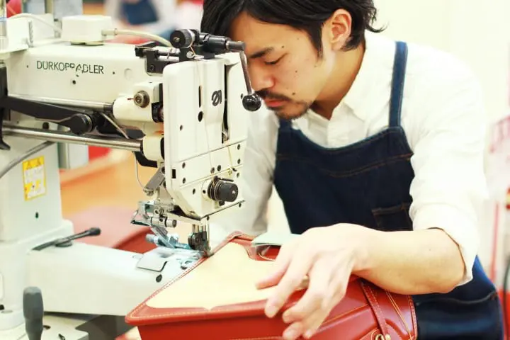 土屋鞄製造所製作書包職人