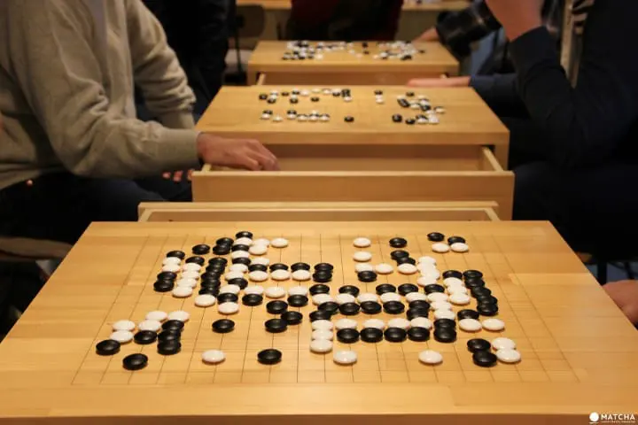 Enjoy a cup of tea while playing Igo at Café and Igo Hidamari