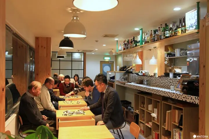 Enjoy a cup of tea while playing Igo at Café and Igo Hidamari