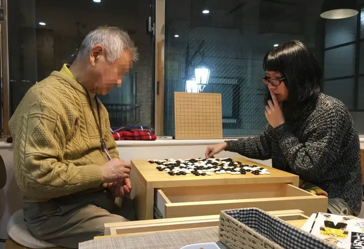 Enjoy a cup of tea while playing Igo at Café and Igo Hidamari