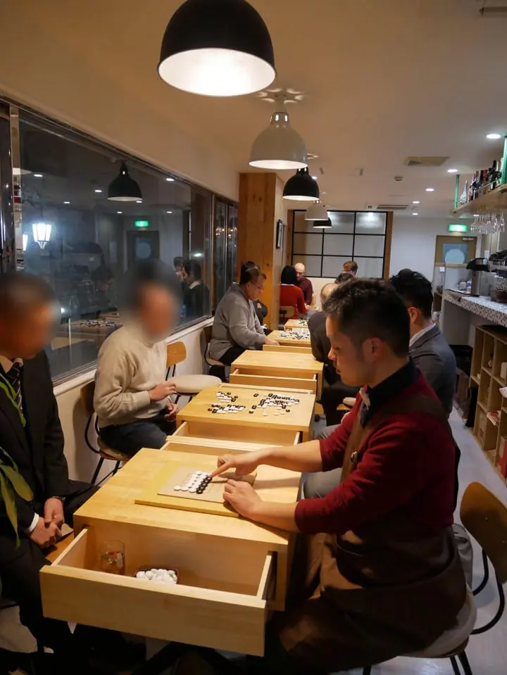 Enjoy a cup of tea while playing Igo at Café and Igo Hidamari