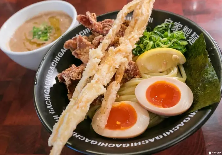 新宿二丁目の人気ラーメン店、二丁目つけめん GACHIのSio DX ¥990。濃厚な鶏白湯スープと自家製太麺の相性が抜群で旨い。