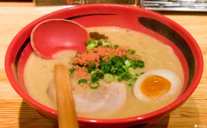 札幌に總店のある人氣拉麵店「えびそば一幻新宿店」の「えびしおそのまま ¥780」。蝦の風味が濃厚で旨い。