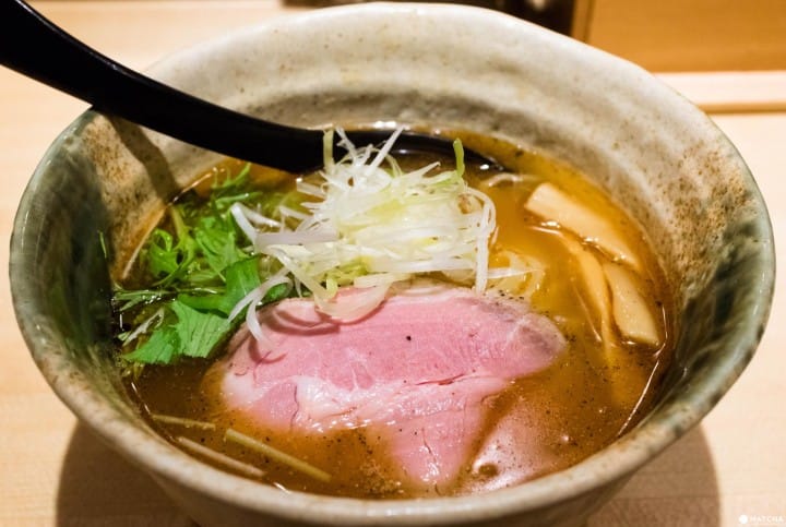 西武新宿駅すぐ側にある「焼きあご塩らー麺 たかはし」の「焼きあご塩らー麺 ¥800」。スープがとにかく旨い。