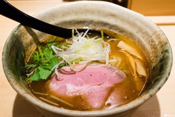 西武新宿駅すぐ側にある「焼きあご塩らー麺 たかはし」の「焼きあご塩らー麺 ¥800」。湯頭がとにかく旨い。