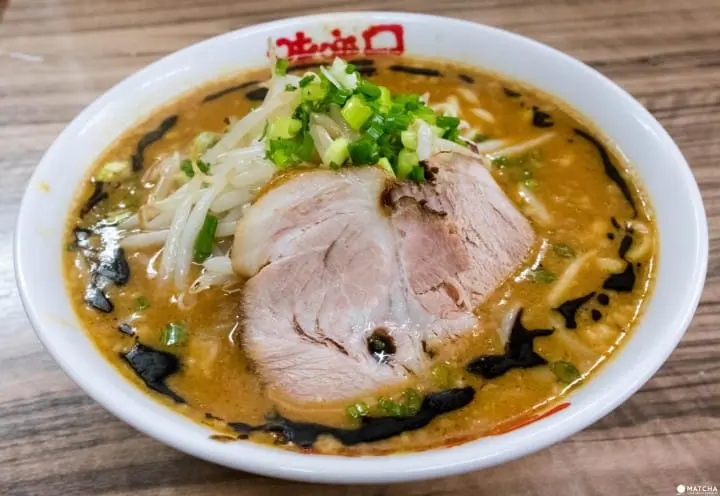 新宿西口にある「味噌屋八郎商店 新宿店」の「味噌らーめん ¥780」。濃厚な味噌スープと太麺の相性が良くて旨い。