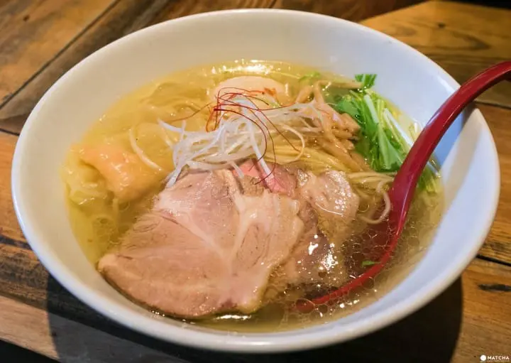 麺屋 翔の香味鶏だし特製塩らーめん¥990は、鶏ベースのスープが絶品。