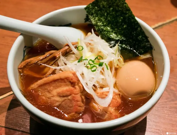麺屋武蔵 新宿本店の武蔵ら〜麺 ¥1150は、動物と魚介のダブルスープに、モチモチ麺の組み合わせ。