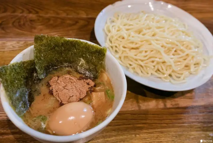 風雲児の得製つけ麺大盛り¥1000は、濃厚な鶏白湯スープに魚介のパンチが効いた味わい。麺との絡みも抜群で旨い。