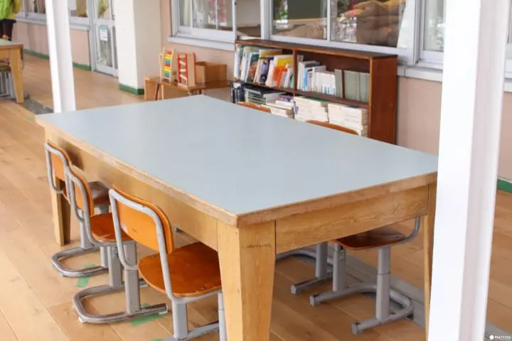 千葉保田小學 走廊桌椅