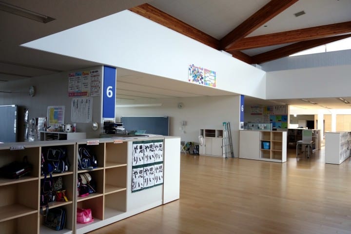 东川町地域交流中心(町立东川小学校)鞋柜玄关
