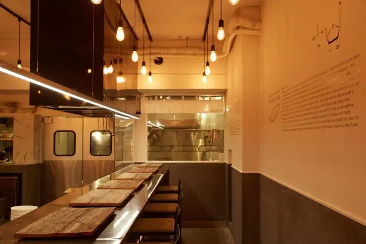 MENSHOではラーメンの写真を撮影しやすいよう照明にもこだわっている