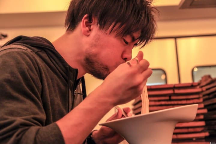 ラーメンを食べる際は音を立てて啜るべし