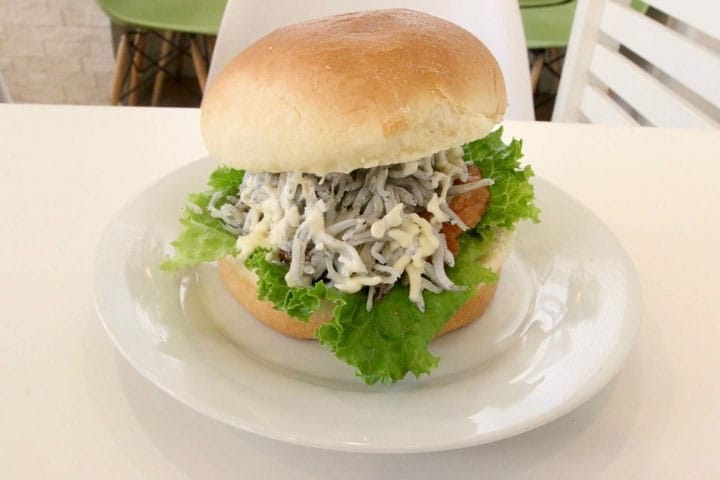 江之岛美食吻仔鱼汉堡