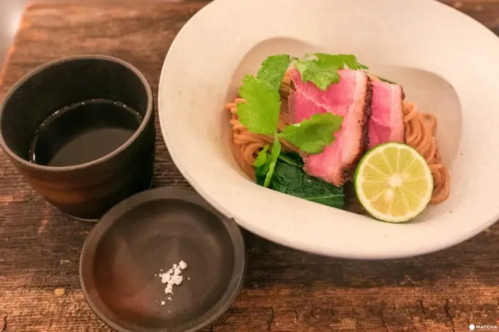 護国寺MENSHOの挽きたて小麦つけめんの麺と塩