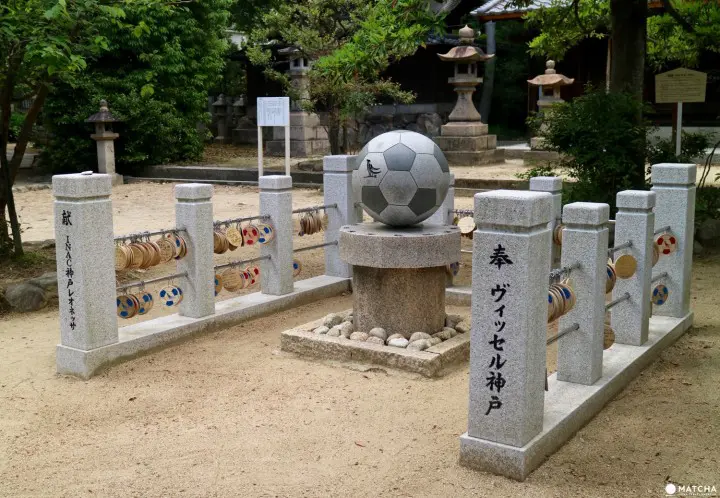 スケートファンもサッカーファンも參拝に訪れる神戸御影の弓弦羽神社