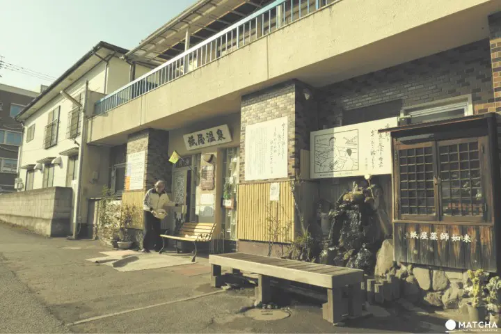 一口饮泉、两脚浸泉，还未进澡堂就先桑拿般疗愈身心的超值温泉-纸屋温泉 