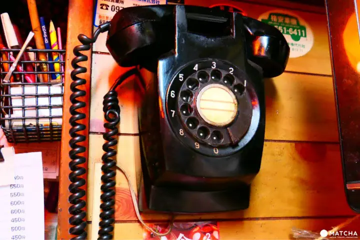 昭和年代氛围，漆黑轮转式电话