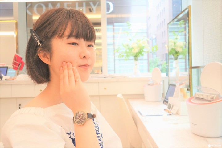 頬を押す