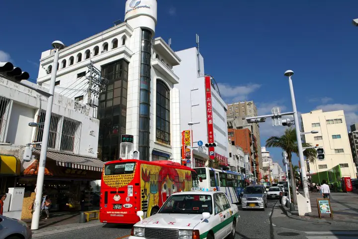 沖縄県の繁華街、那覇の国際通り