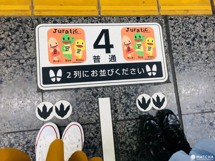 与恐龙脚印合影