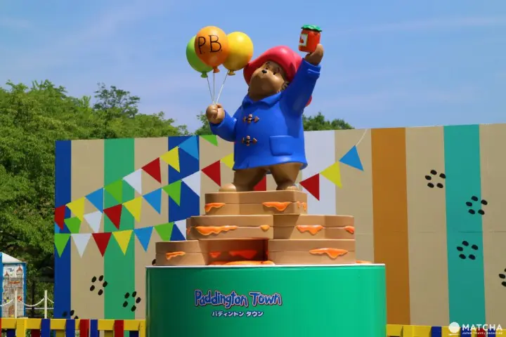 世界唯一一个的帕丁顿熊主题乐园已在相模湖森林游乐园开幕！机动游戏、烧烤场、温泉设施齐备，最适合一家大小来玩了！