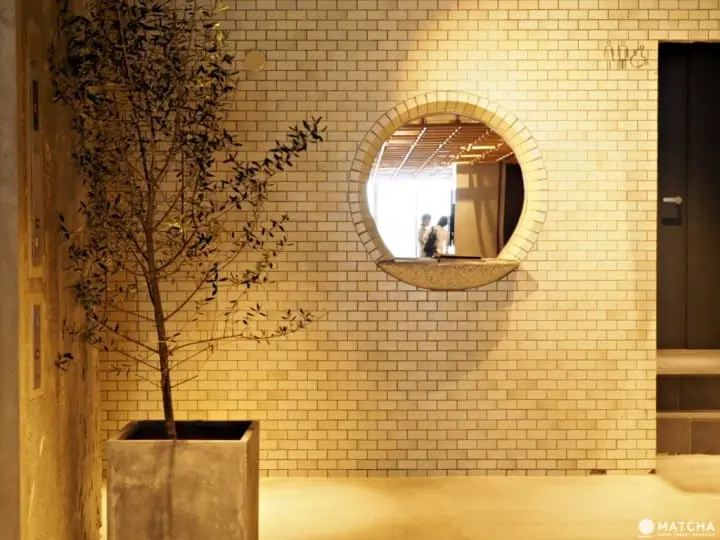 kumu一樓鏡子磁磚牆