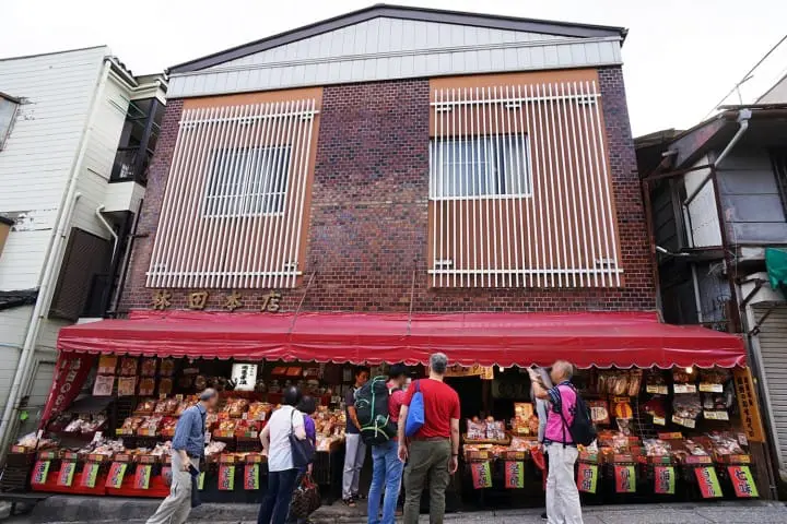 ทริปเดินเที่ยวทานของอร่อย พร้อมขอพรเสริมโชคลาภที่วัดนาริตะซัน