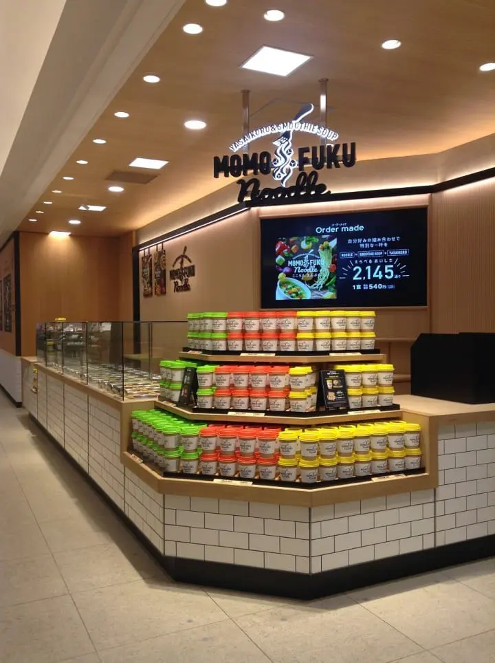 ทำบะหมี่ถ้วยคัพนูดเดิลแบบเลือกรสเลือกเครื่องเองที่ MOMOFUKU NOODLE โอซาก้า