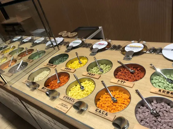 ทำบะหมี่ถ้วยคัพนูดเดิลแบบเลือกรสเลือกเครื่องเองที่ MOMOFUKU NOODLE โอซาก้า