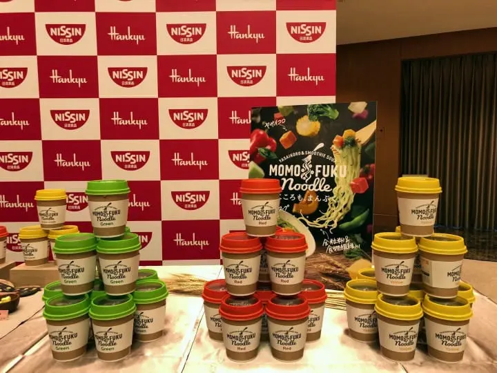 ทำบะหมี่ถ้วยคัพนูดเดิลแบบเลือกรสเลือกเครื่องเองที่ MOMOFUKU NOODLE โอซาก้า