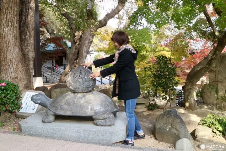 Visita el Templo Suma en Kobe - ¡Historia de Japón y estatuas inusuales!